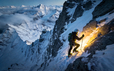 高海拔登山场景：登山者身着专业装备在雪山峭壁上攀登